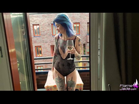 ❤️ 巨大的女孩大口吸吮,在空旷的天空下热情地做爱 Beautiful porn