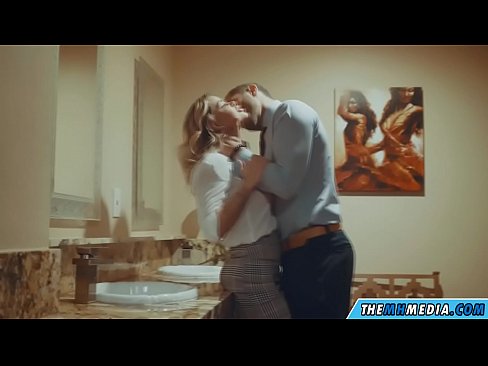 ❤️ 当一个胸大无脑的金发女郎在公共厕所里勾引你时 Beautiful porn